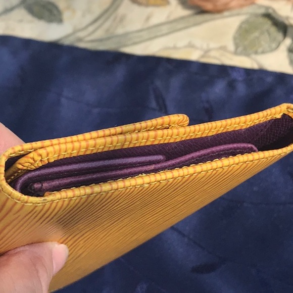 Louis Vuitton EPI Leather Wallet Firm already discounted - Picture 7 of 16